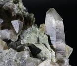 Křemen, klinochlor - Pohled, velikost krystalu: 4 x 1,5 cm. © Foto T. Kadlec
