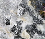 Tetraedrit-(Zn), křemen - Stříbrná Skalice, velikost krystalů 3 mm. © Foto T. Kadlec