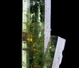 Fluorapatit - Čejov u Humpolce, rozměry vzorku: 14x5x3 mm. © Foto T. Kadlec