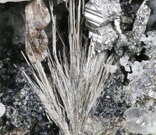 Allanit-Ce, titanit, arzenopyrit - Pohled, šířka záběru: 20 mm. © Foto T. Kadlec