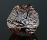 Almandin-spessartin - Golčův Jeníkov, velikost krystalu: 12 mm. © Foto T. Kadlec