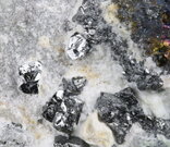 Tetraedrit-(Zn) - Stříbrná Skalice, velikost krystalů: 3 mm. © Foto T. Kadlec