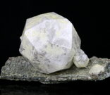 Analcim - Markovice, rozměry vzorku: 4,5 x 2,5 cm. © Foto T. Kadlec