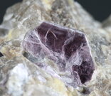 Lepidolit - Dražice u Tábora, velikost krystalu: 9 mm. © Foto T. Kadlec