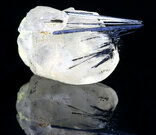 Antimonit, kalcit - Vlastějovice 1995, rozměry vzorku: 9x6x4 mm. © Foto T. Kadlec  