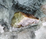 Titanit - Pohled, velikost krystalu: 5 mm. © Foto T. Kadlec