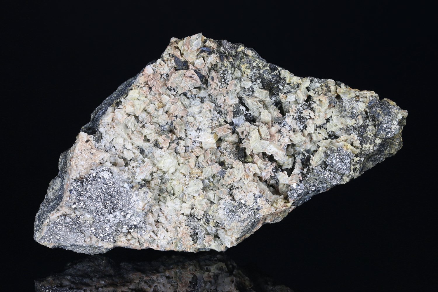 Žíla alpského typu s&nbsp;krystalickým arzenopyritem, scheelitem a&nbsp;Ti – minerály z&nbsp;kamenolomu Pohled u&nbsp;Havlíčkova Brodu