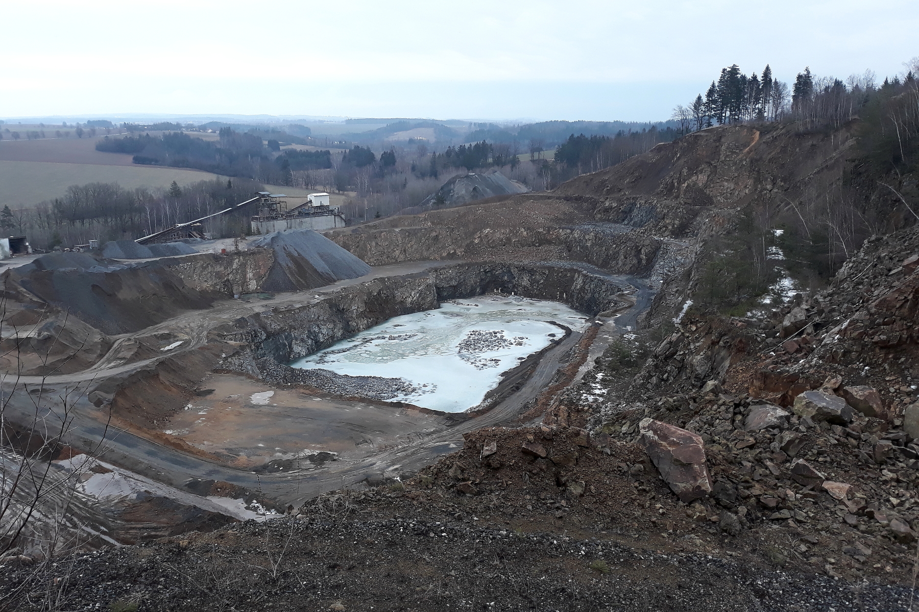 Skalní stěna Nosaté skály s pseudokrasovými dutinami