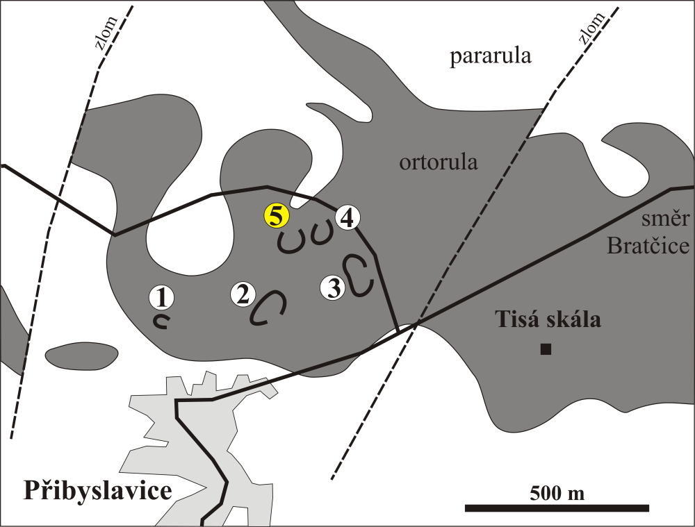 Skalní stěna Nosaté skály s pseudokrasovými dutinami