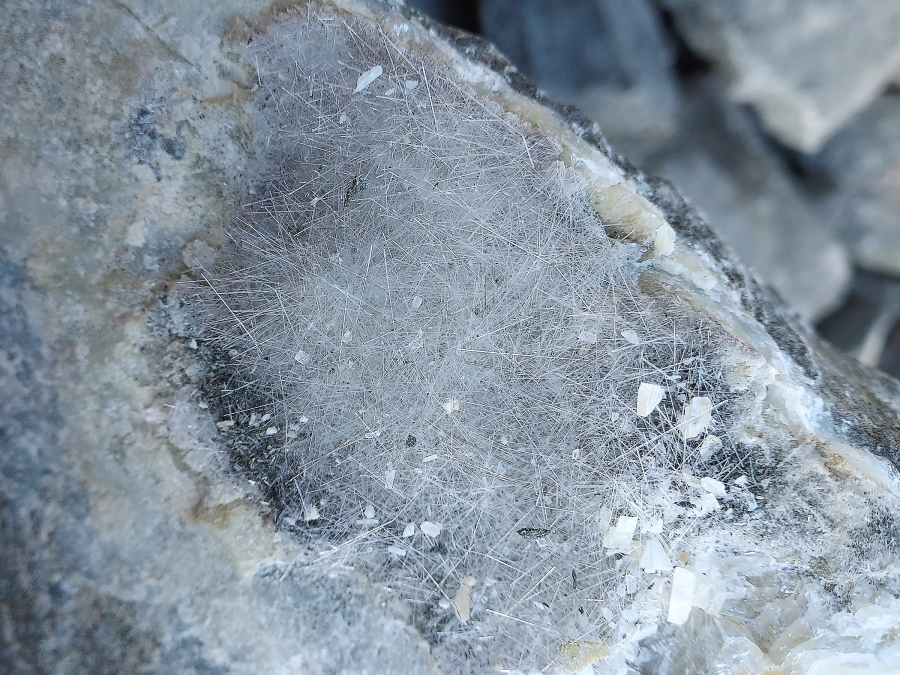 Mineralogie vápencového lomu Prachovice v Železných horách
