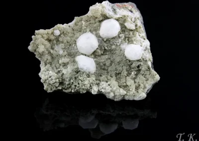 Analcim, prehnit - Markovice 2009, rozměry vzorku: 9x8x3 cm. © Foto T. Kadlec