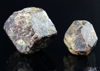 Almandin - Přibyslavice 1980, rozměry většího vzorku: 5x4x4 cm. © Foto T. Kadlec