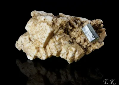 Apatit, ortoklas - Čejov 2000, rozměry vzorku: 7,5x4,3,5 cm. © Foto T. Kadlec