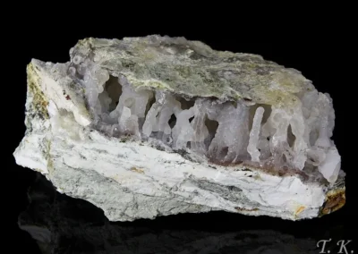 Chalcedon, magnezit - Bernartice 2008, rozměry vzorku: 11x6,5x4,5 cm. © Foto T. Kadlec