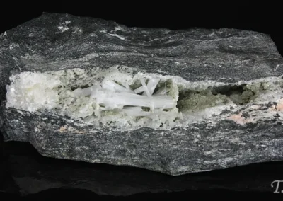 Natrolit, prehnit - Markovice, rozměry vzorku: 18x10x4 cm, stébla natrolitu dlouhá 5 cm. © Foto T. Kadlec