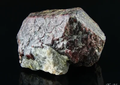 Almandin - Přibyslavice, rozměry vzorku: 6,5x5x5 cm. © Foto T. Kadlec
