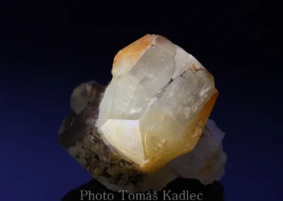 Kalcit - Prachovice, rozměry vzorku: 8x8x5 cm. © Foto T. Kadlec (f11, 3,2s)