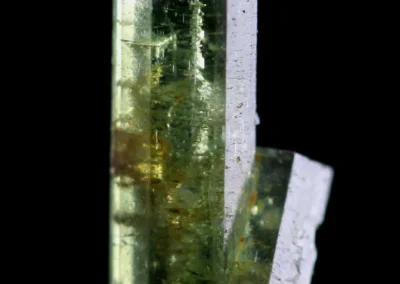Fluorapatit - Čejov u Humpolce, rozměry vzorku: 14x5x3 mm. © Foto T. Kadlec