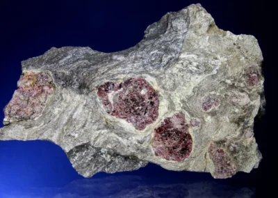 Almandin - Starkoč, rozměry vzorku: 17 × 12 × 4 cm. © Foto T. Kadlec