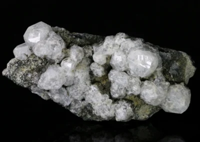 Analcim - Libodřice, rozměry vzorku: 11,5 × 5,5 × 3,5 cm. © Foto T. Kadlec