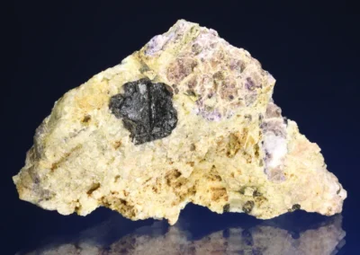 Andradit, prehnit, fluorit, bastnäsit-Ce, titanit, epidot - Vlastějovice, rozměry vzorku: 12 × 7 cm. © Foto T. Kadlec