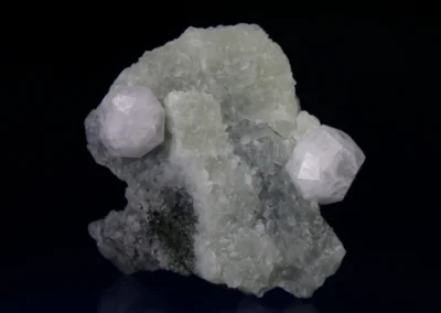 Analcim, kalcit - Libodřice, rozměry vzorku: 4,5 x 4 x 2 cm. © Foto T. Kadlec