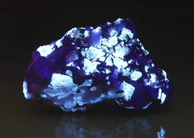 Scheelit, klinochlor - Pohled u Havlíčkova Brodu, fotografováno v krátkovlnném UV světle, rozměry vzorku: 8 x 5 cm. © Foto T. Kadlec