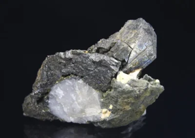 Pyrhotin, scheelit - Pohled u Havlíčkova Brodu, krystal pyrhotinu měří 3,5 cm. © Foto T. Kadlec