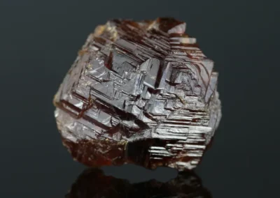 Almandin-spessartin - Golčův Jeníkov, velikost krystalu: 12 mm. © Foto T. Kadlec