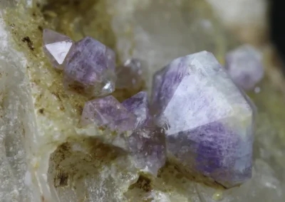 Fluorapatit - Přibyslavice, velikost krystalu: 10 mm. © Foto T. Kadlec