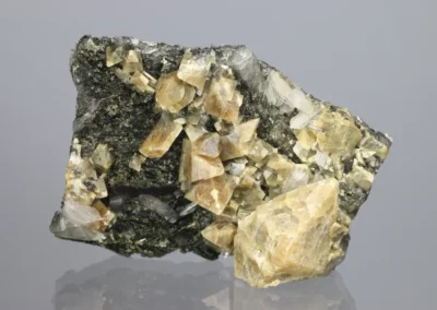 Scheelit - Pohled, rozměry vzorku: 7 x 5 cm. © Foto T. Kadlec
