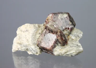 Almandin - Přibyslavice, rozměry vzorku: 8 x 5 cm. © Foto T. Kadlec