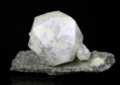 Analcim - Markovice, rozměry vzorku: 4,5 x 2,5 cm. © Foto T. Kadlec